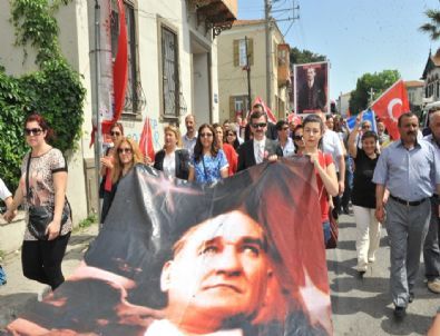 Buca’da 19 Mayıs Bayramı’na Sivil Kutlama