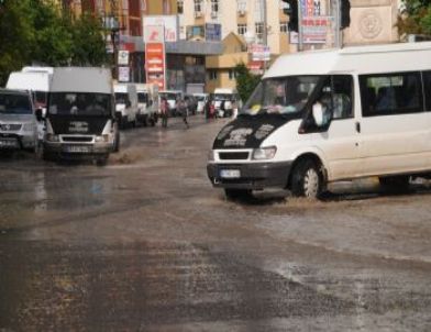 Cizre’de Cadde ve Sokaklar Sular Altında Kaldı