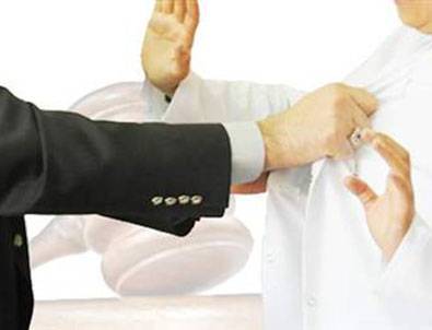 Doktora 'niye gülümsemedin' yumruğu