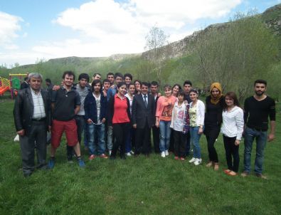 Kars Belediye Başkanı Nevzat Bozkuş Kent Ormanı’nda Gençlerle Bir Araya Geldi