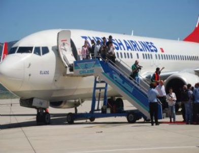 Uçağa Gül Suyuyla Karşılama