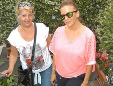 Annesine Ziyafet Çekti