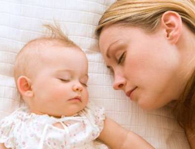 Bebekle aynı yatakta uyumayın