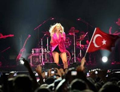 İzmir'den Hadise geçti