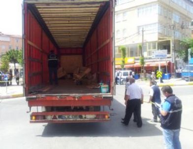 TIR’a Yüklenen Mermer Bloklar İşçilerin Üzerine Devrildi