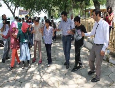 Barış Halayı Çektiler