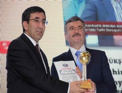 Başkan Akyürek’e Yılın Büyükşehir Belediye Başkanı Ödülü