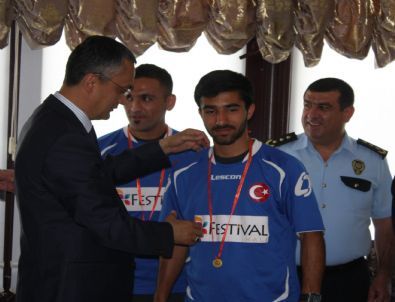 Gaziantep Polis Gücü Spor Kulübü Hokey Takımı, Emniyet Müdürü Ömer Aydın’la Bir Araya Geldi