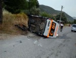 Ambulansla Otomobil Kafa Kafaya Çarpıştı: 3 Yaralı