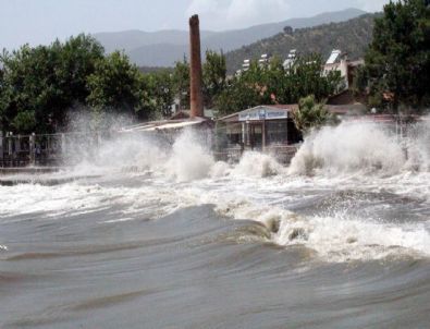 Edremit Körfezi'nde Lodos Hayatı Felç Etti