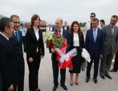 Bakan Bayraktar’dan Suriye Sınırına Duvar Değerlendirmesi