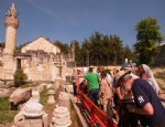 TURİST KAFİLESİ - Belçikalı Turist Kafilesi Tarihi Alacami'yi Gezdi