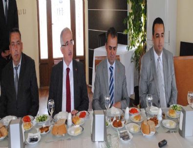 Çanakkale Valisi Tuna Gazetecilere Vedalaştı