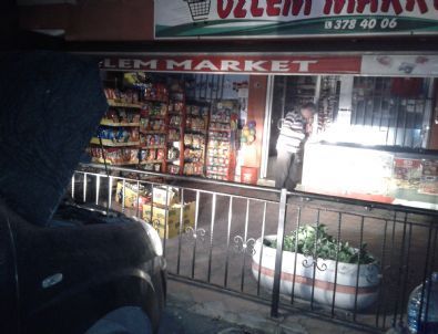 Elektrikler Kesilince Marketini Otomobil Farıyla Aydınlattı