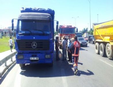 Araç İçerisinde Sıkışan Kadını İtfaiye Kurtardı