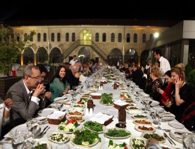 Sahan Şirehan’da Yeni Dünya ve Sarımsak Kebabı Sezonu