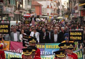 Tiyatrocular protesto etti