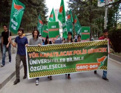 AÜ’de Öğrenciler Polisin Üniversitelere Girecek Olmasını Protesto Etti