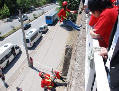 Gönüllü İtfaiyeciler İple Duvardan İndi