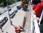 Gönüllü İtfaiyeciler İple Duvardan İndi