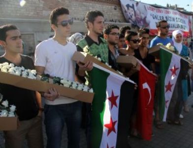 (özel Haber) Suriyeliler İstiklal Caddesi’nde Gül Dağıttı