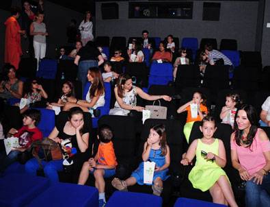 Ünlü anneler ve çocuklarının sinema keyfi