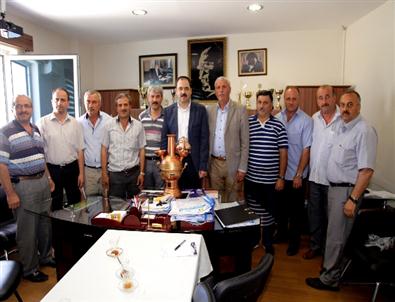 Başiskeleli Muhtarlardan Başkan Ayaz'a Hediye