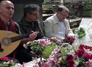 Ahmet Kaya ve Yılmaz Güney'in mezarlarında şarkı söyledi!