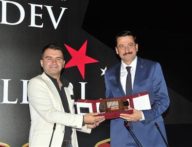 Başkan Ak'a Yılın Pozitif Bilişim Adamı Ödülü