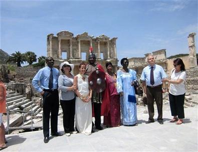 Burkina Faso Dışişleri Bakanı'nın Eşi, Meryemana Evi'ni Ziyaret Etti