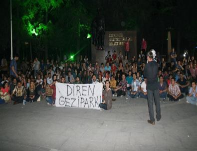 Gezi Parkı İçin Oturma Eylemi Yaptılar