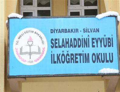 Silvan'da Okul Müdürü ve Müdür Yardımcısı Görevlerinden Uzaklaştırıldı