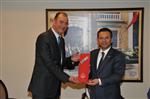 AKIF ÜSTÜNDAĞ - Voleybol Federasyonu Başkanı’ndan Vali Aksoy’a Ziyaret