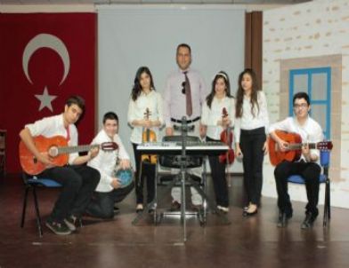 Gkv’liler Devekuşu Kabare’sini Sahneliyor