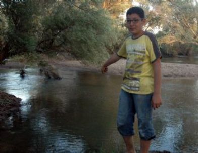 Nehre Düşen Terliğini Almak İsterken Boğuldu