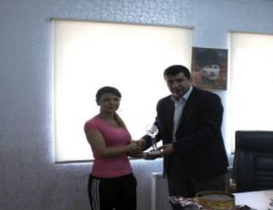 Tso Başkanı Geliş, Altın Madalya Sahibi Demiray’a Başarı Plaketi Verdi