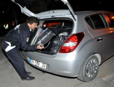 Polisten Kaçan Otomobilden Kaçak Sigara Çıktı