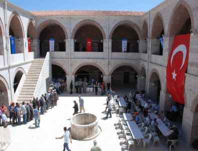 Deveciler Hanı'nda 2 Bin Kişiye Yemek İkramı