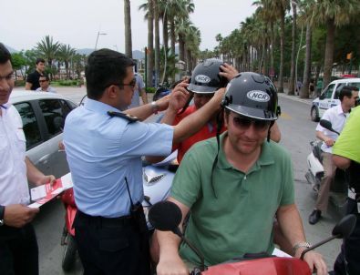 Polis Sürücülere Ceza Yazmak Yerine Kask Verdi