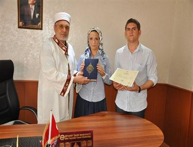 Sevdiği Genç İçin Müslüman Oldu