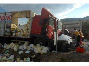 Kamyon otomobili biçti: 5 ölü