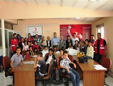 Kızılay Derneği Van Şubesi'nden 50 Öğrenciye Giyim Yardımı