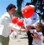 Giresun Kızılay Şubesi Çocuklara Balon, Vatandaşlara İse Kurabiye Dağıttı