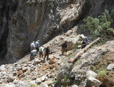 Dağdan Kopan Dev Kaya Köyü Susuz Bıraktı