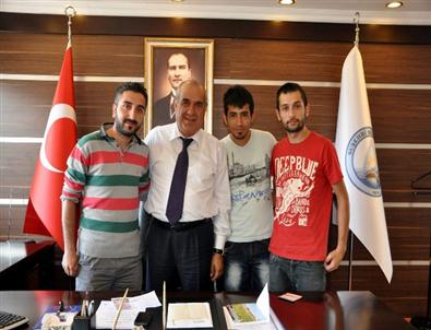 Öğrencilerden Başkan Sel’e Teşekkür Plaketi