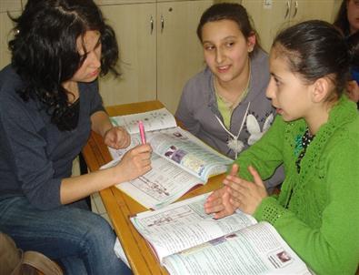 Onları Üniversiteli Ağabey ve Ablaları Çalıştırdı