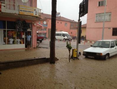 Şiddetli Yağış Pazarlar'da Hayatı Felç Etti
