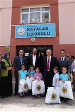 FETHI YAŞAR - Yenimahalle’nin Miniklerine Karne Hediyesi