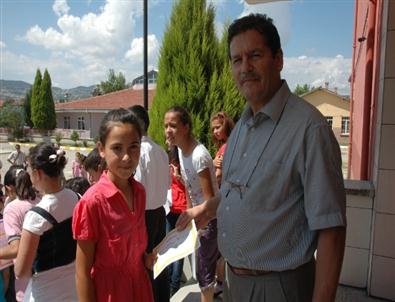 Selendi'de 4 Bin 523 Öğrenci Karne Aldı