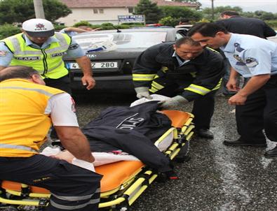 Trafik Kazasında Yaralanan Kadına Polis Şefkati